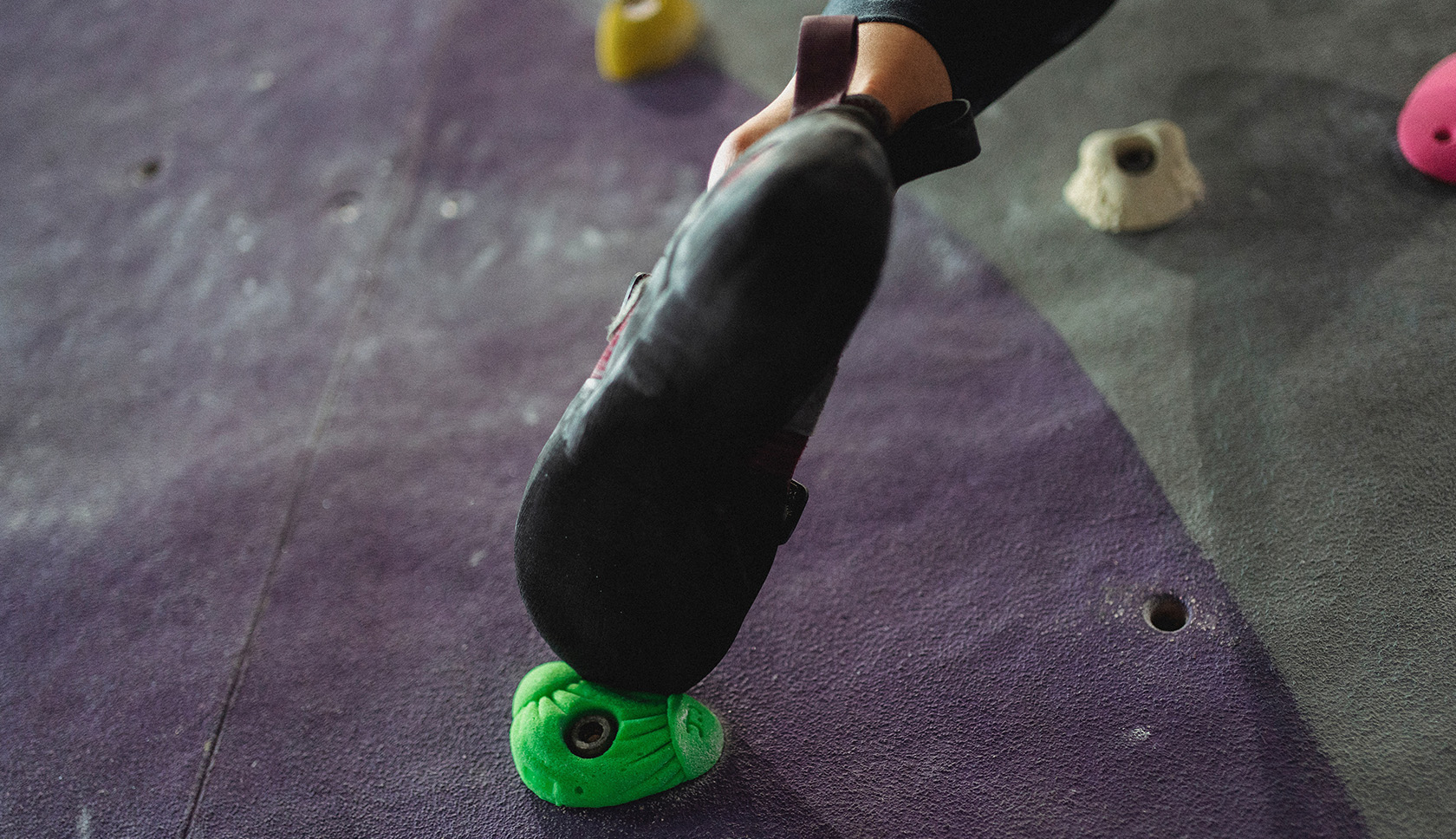 klimschoen staat op een bouldergreep