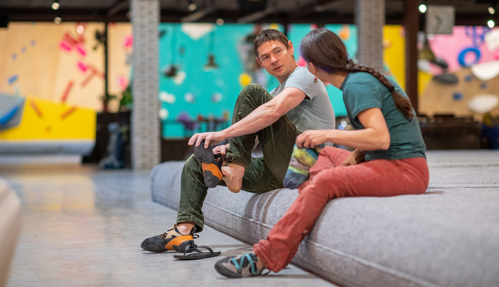 twee klimmers praten op de bouldermat