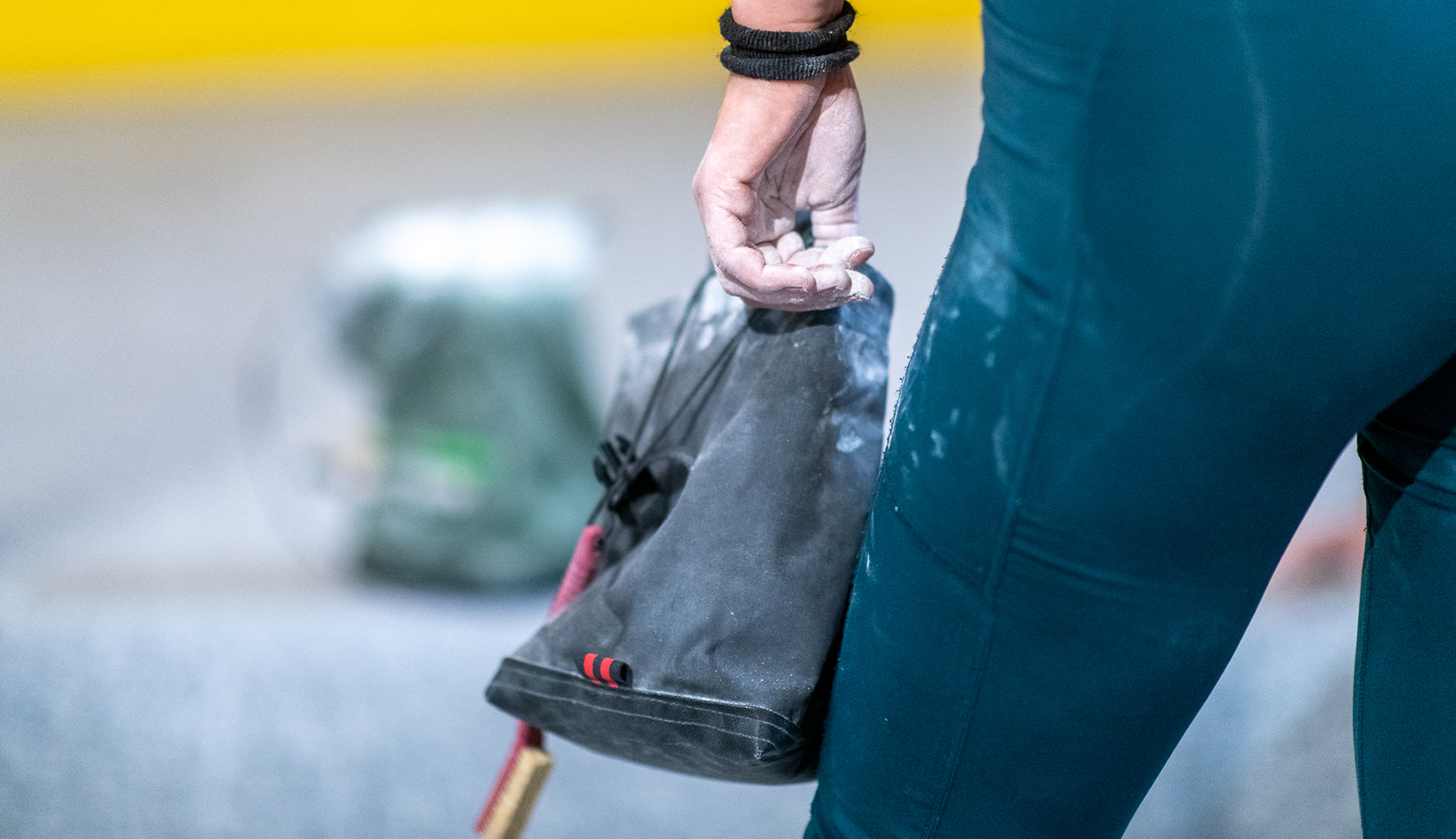 vrouw met pofzak in hand