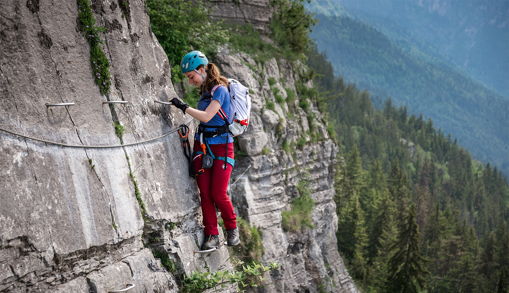 vrouw klimt via ferrata 