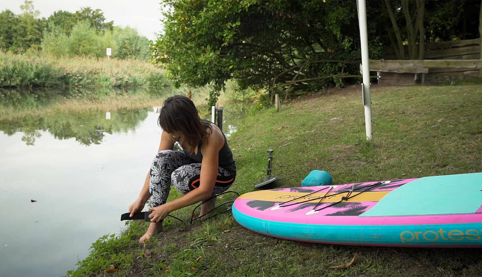vrouw maakt zich klaar om te gaan suppen