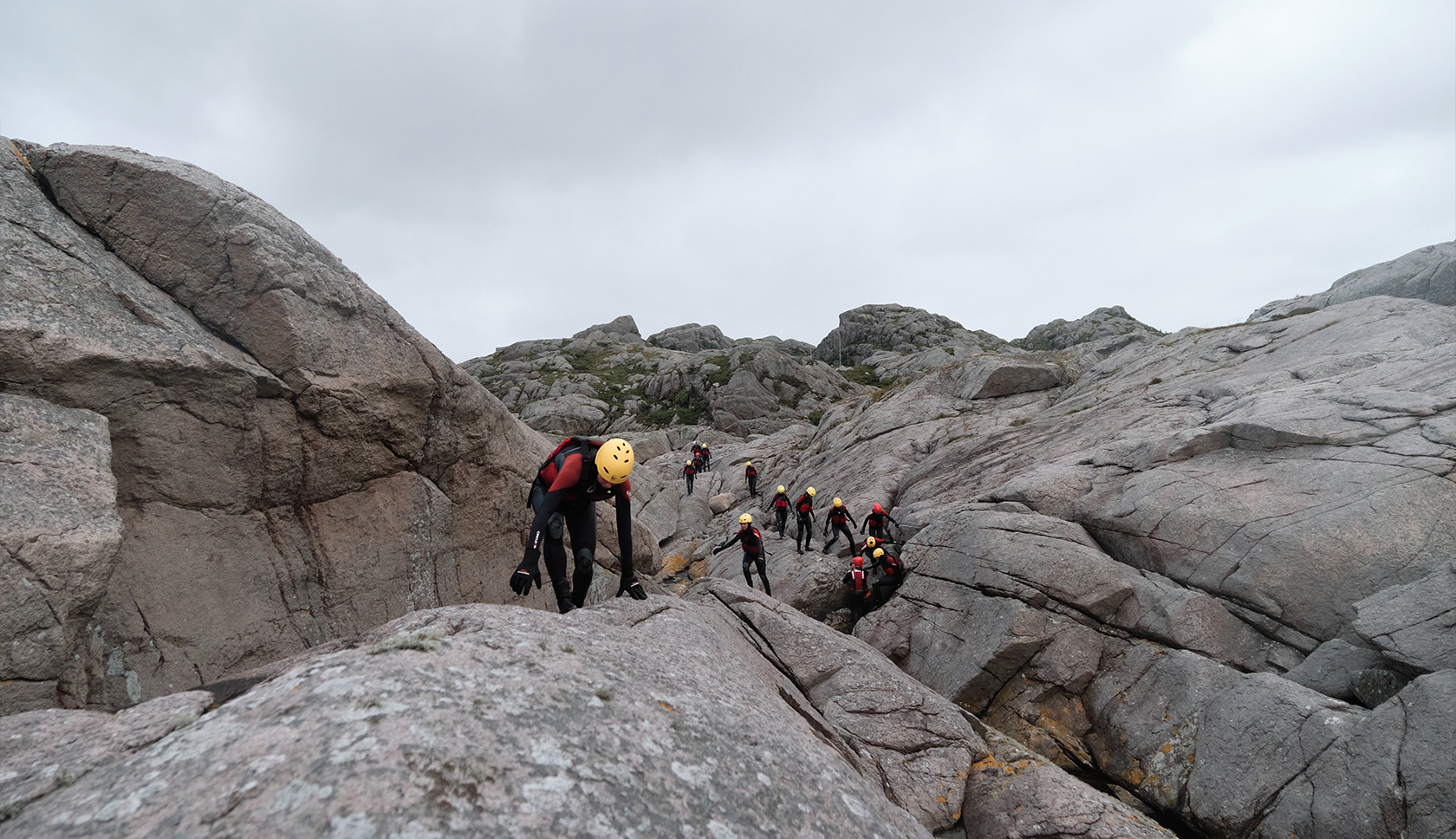 groep vrouwen gaan coasteering