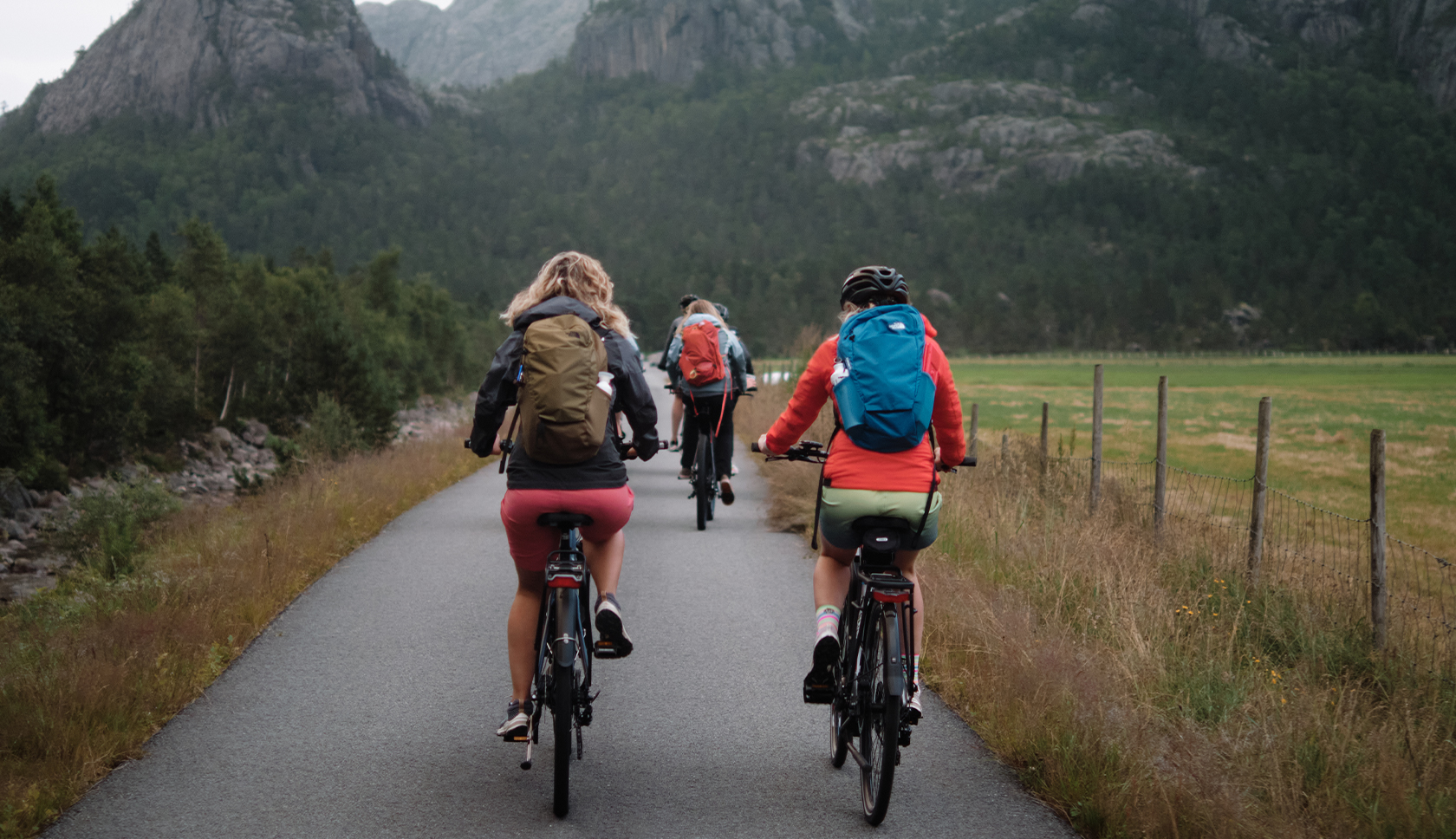 vrouwen maken fietstocht