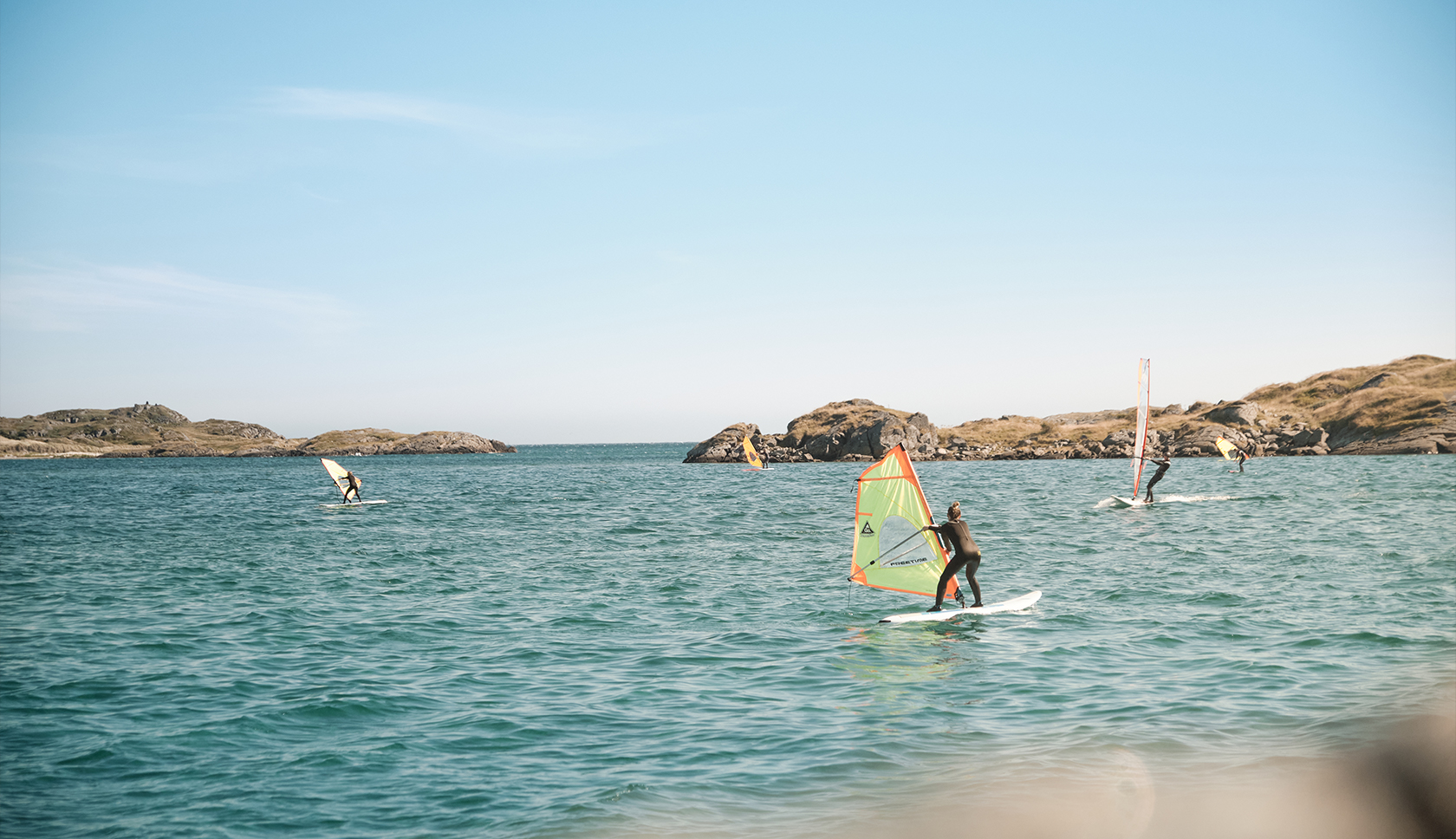 groep vrouwen is aan het windsurfen