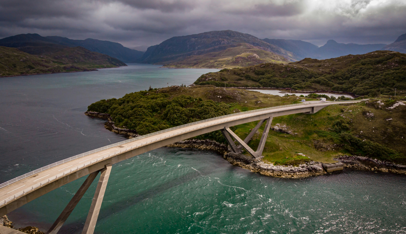North Coast 500: de kylesku-brug brengt je over het blauwe water in Schotland