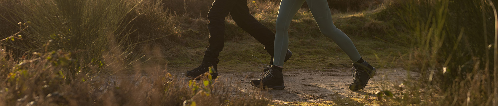 twee wandelaars lopen door het bos