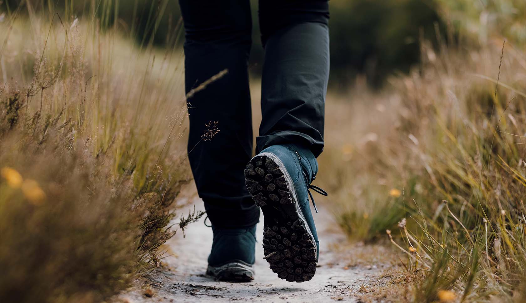 met meindl schoenen door het veen wandelen