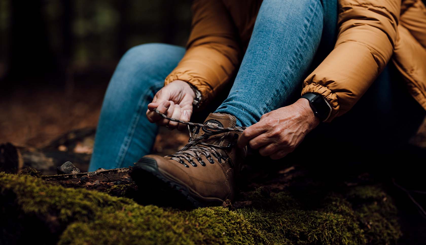 vrouw trekt meindl schoenen aan 