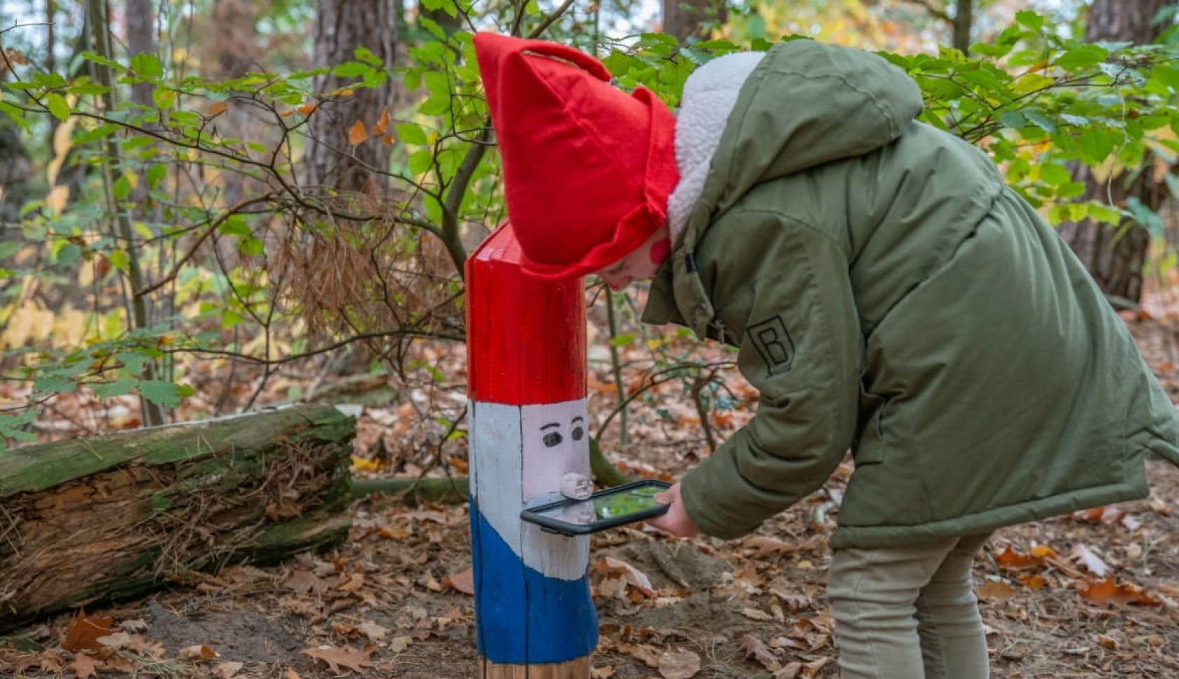 Kabouterpaal wordt van dichtbij onderzocht tijdens speurtocht