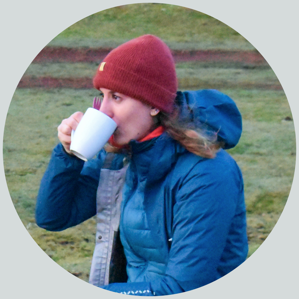 Vrouw met muts drinkt uit mok