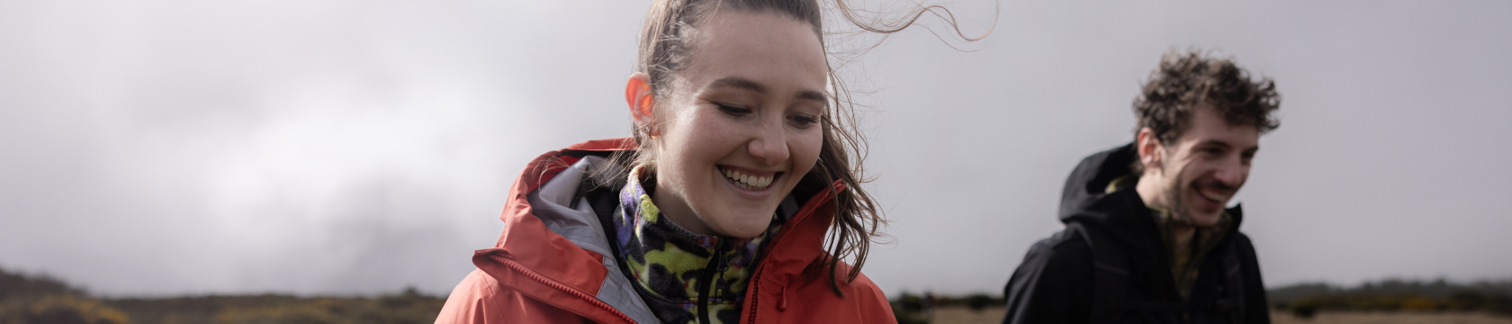 Man en vrouw lachen in de natuur