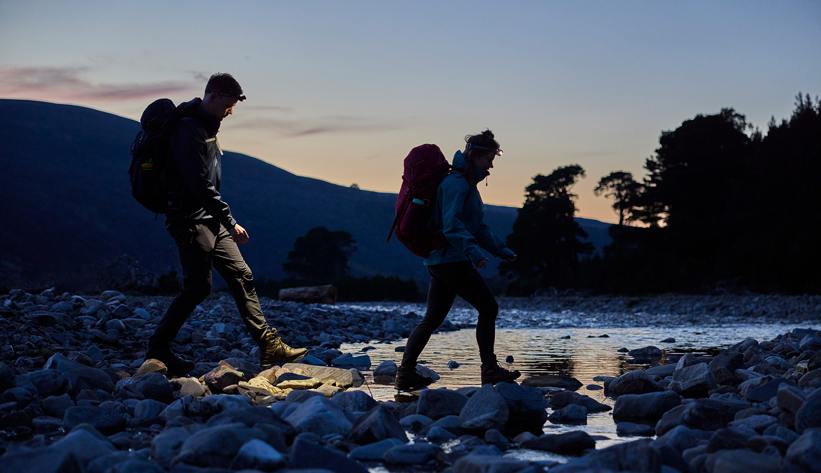 hikers wandelen in het donker met hoofdlampen