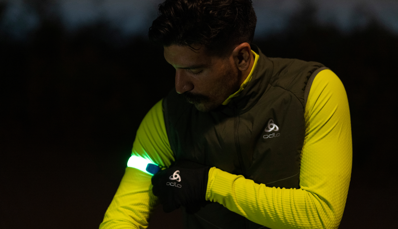 man in reflecterend shirt met lichtgevende armband