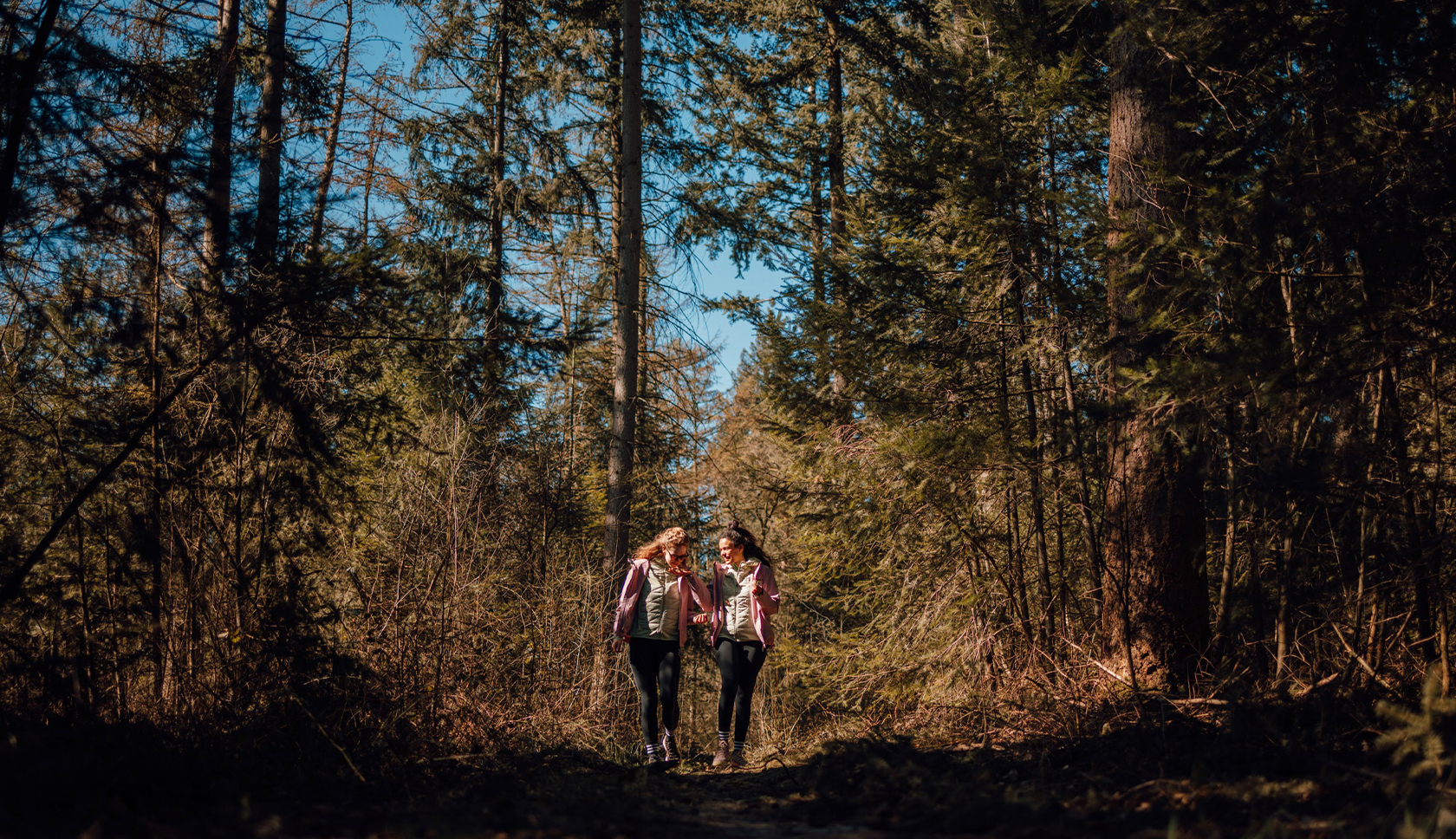 twee dames wandelen met de wandelschoenen van adidas terrex