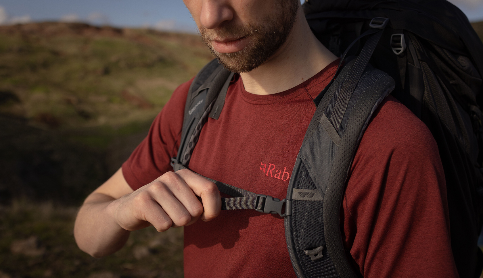 man trekt borstbandje rugtas aan 