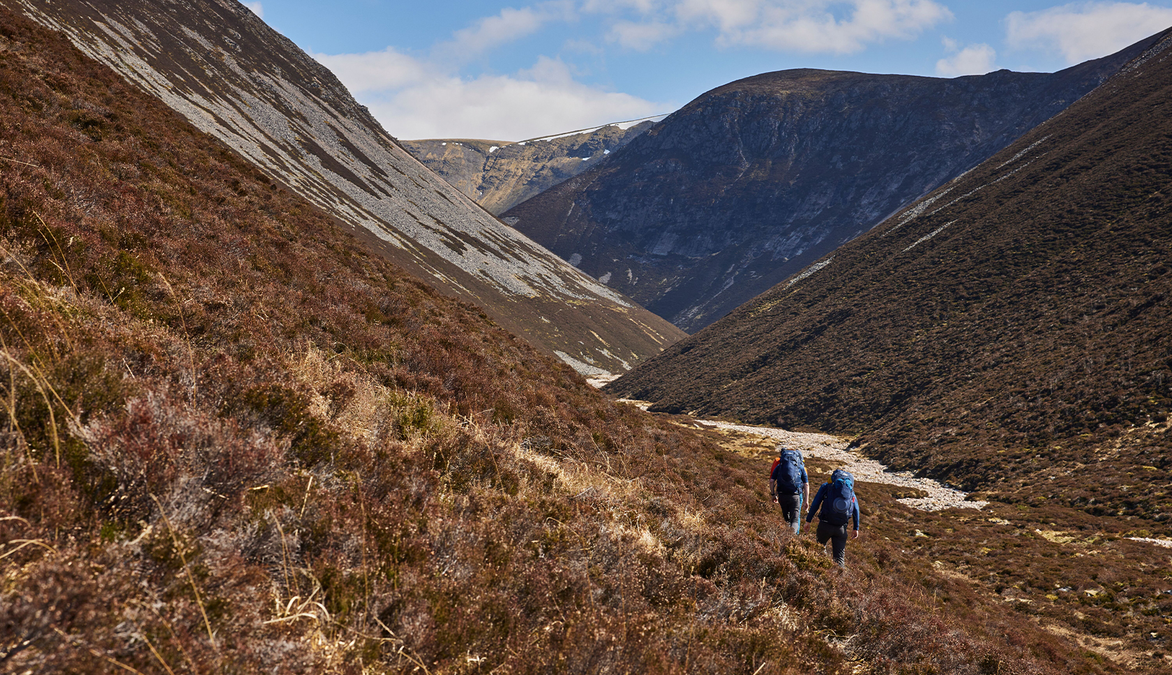 twee mensen met backpack in de natuur