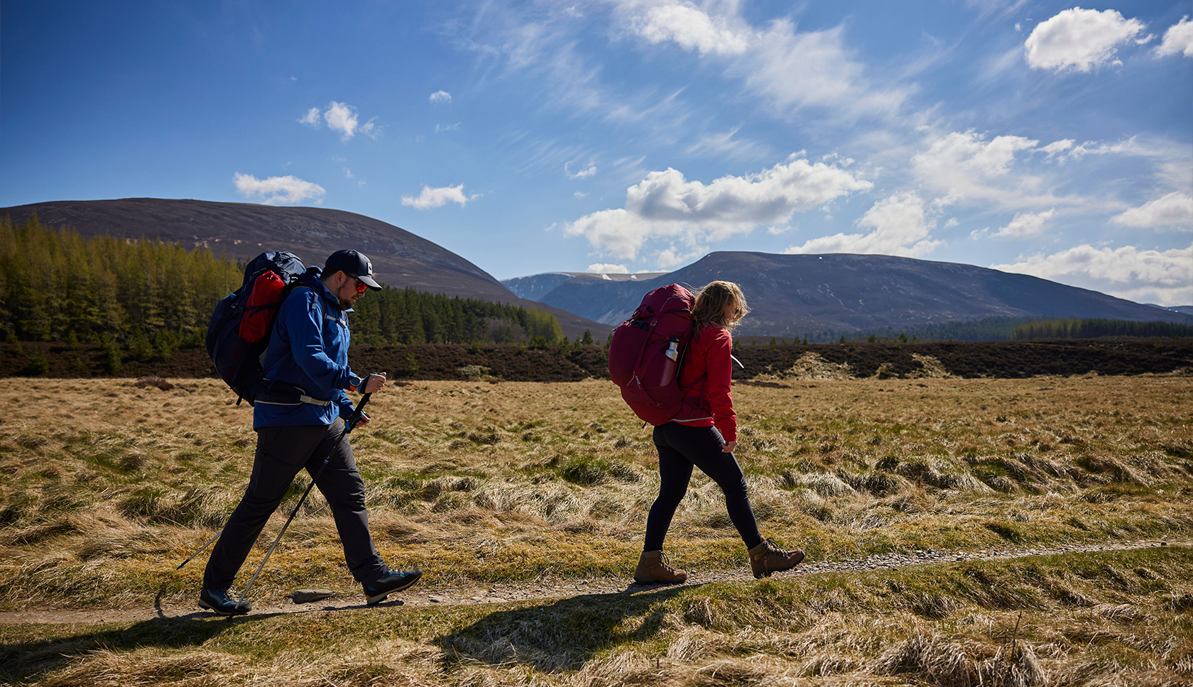 man en vrouw met bepakking aan wandelen