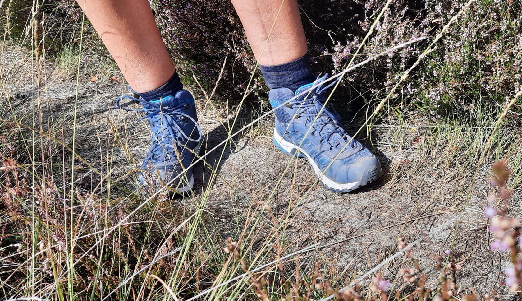 meindl wandelschoenen staan op droog zand