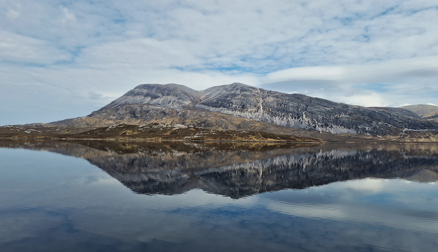 bergen reflecteren in een meer