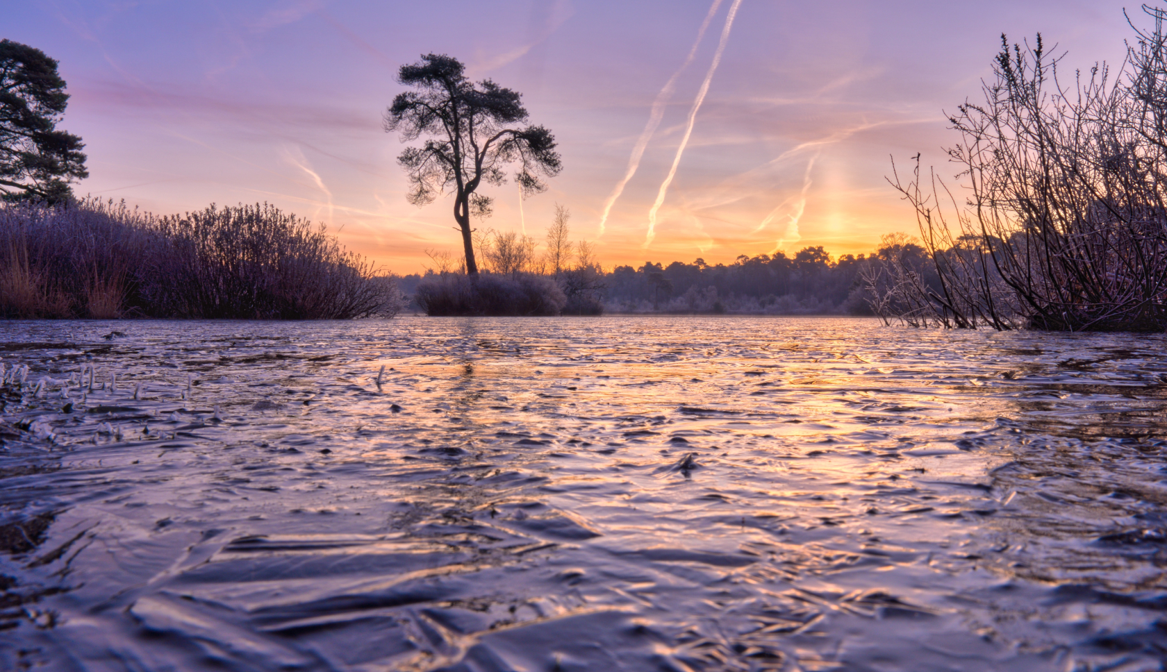 zonsondergang in nederlandse natuur