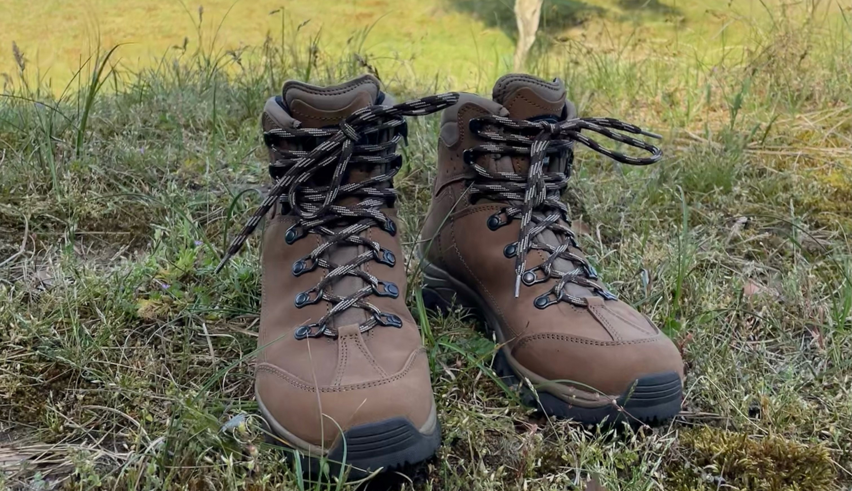 Wandelschoenen vanaf de voorzijde gefotografeerd