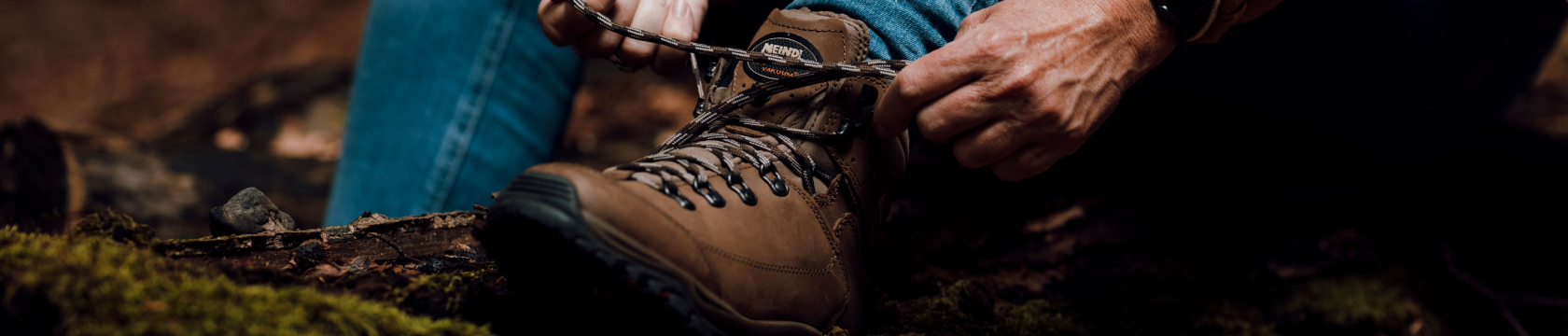 Een persoon strikt wandelschoenen