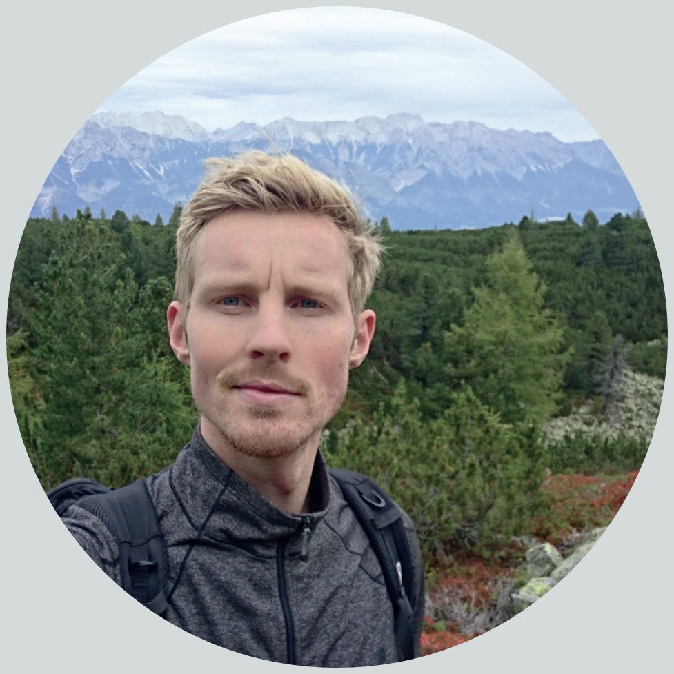 Een jongen loopt in het bos 