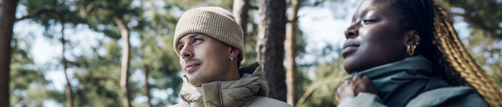 Een groepje vrienden wandelt in het bos