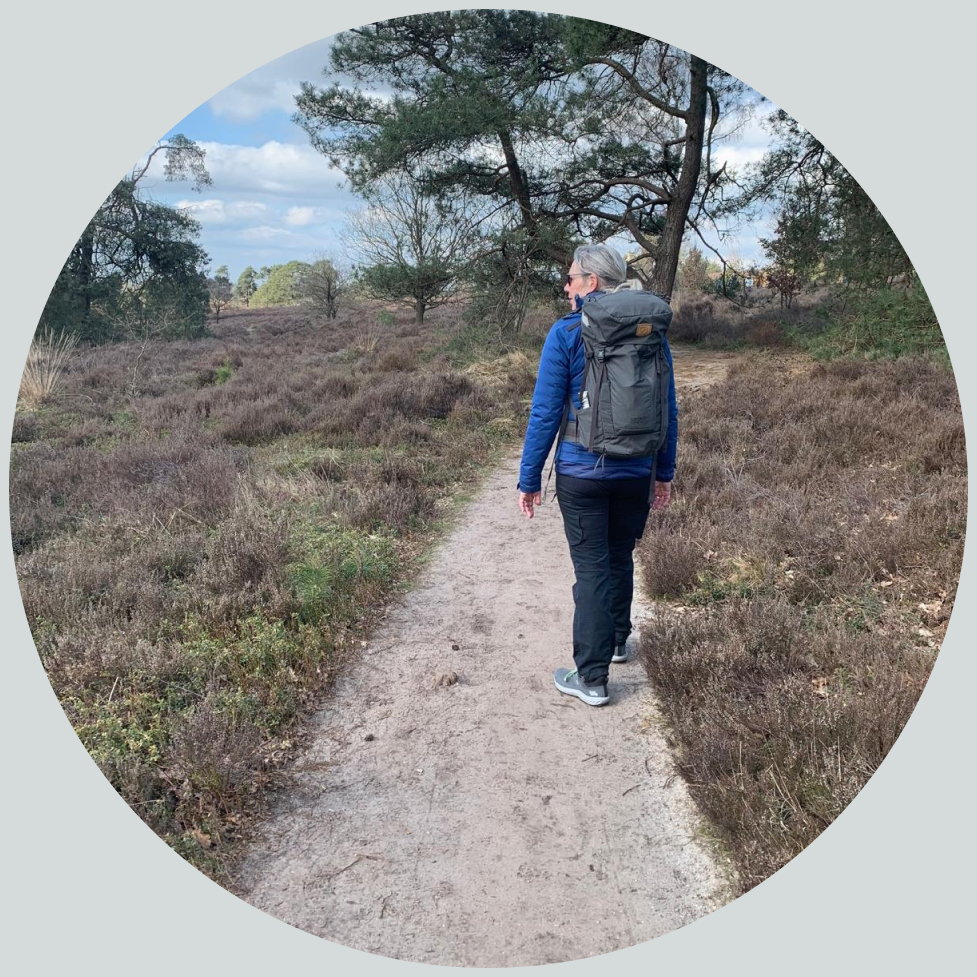 Een jongen loopt in het bos 