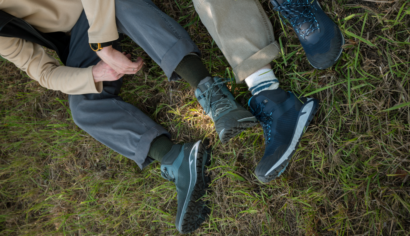 Close-up van de Ayacucho Cabrera Mid in het bos, een wandelschoen met focus op stabiliteit en grip