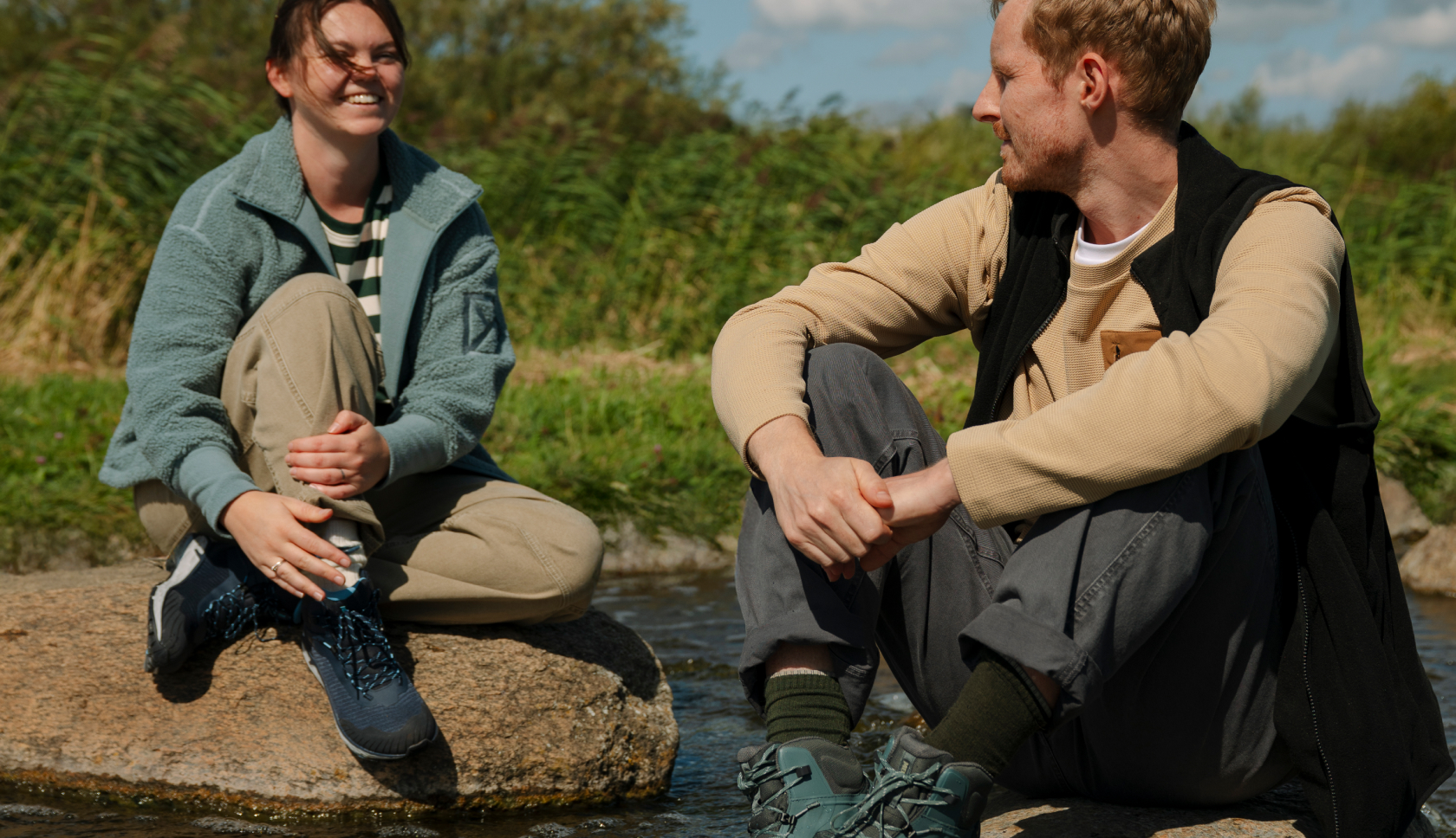 Close-up van de Ayacucho Cabrera Mid in het bos, een wandelschoen met focus op stabiliteit en grip