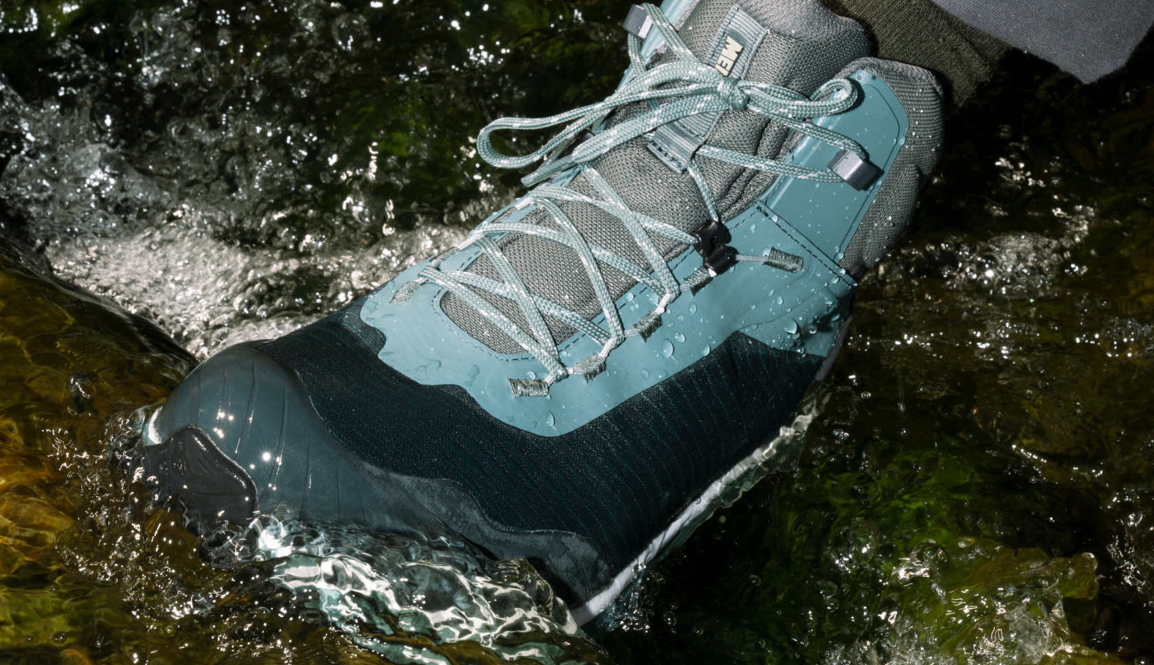 Wandelaar strikt de veters van de Ayacucho Cabrera Mid Wandelschoen voor een optimale pasvorm