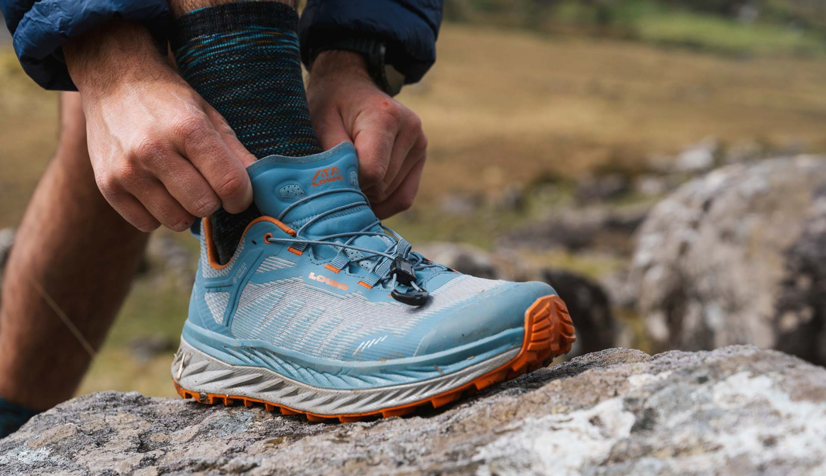 Kies de juiste schoenen voor je langeafstandswandeling, zoals de LOWA FORTUX