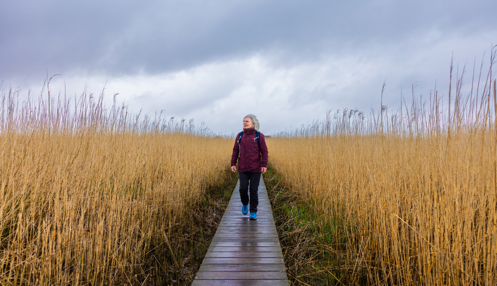 Vrowu loopt door veen