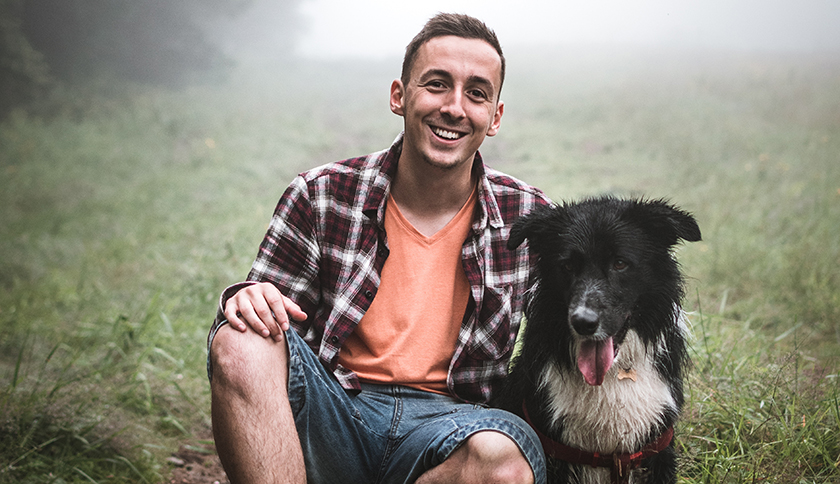 man poseert met hond voor de camera