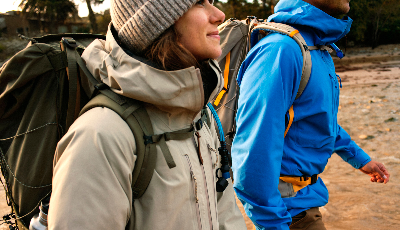 Twee wandelaars in fjallraven-kleding aan het hiken