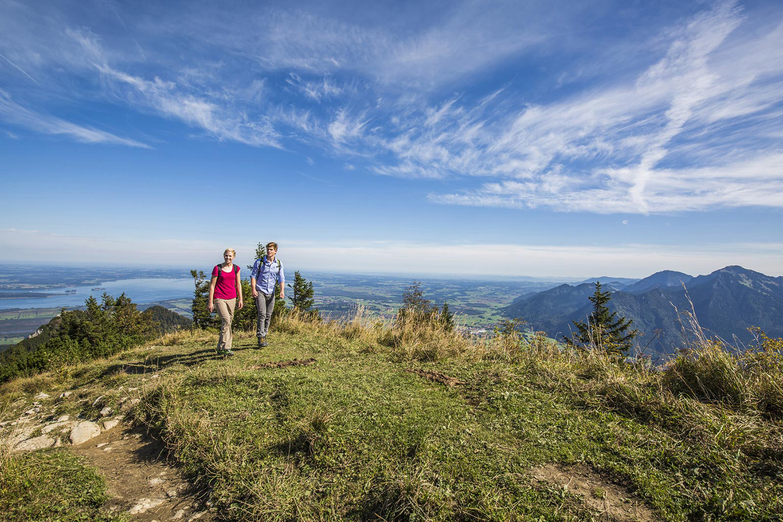 Twee mensen wandelen op berg 