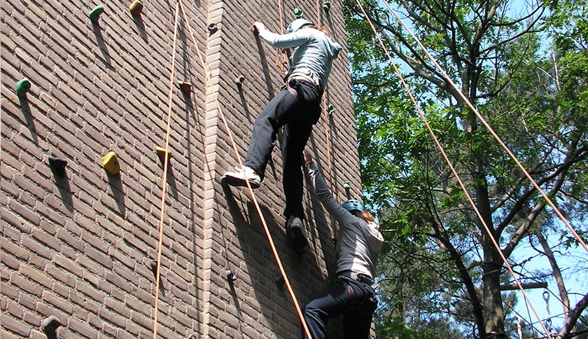 mensen klimmen op de muur van het buitencentrum