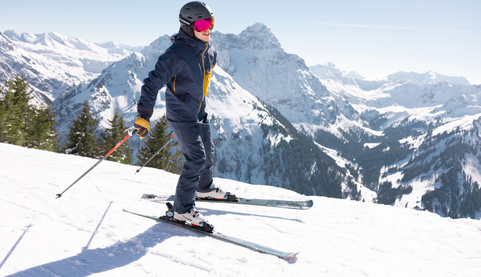 Wintersporter skiet op besneeuwde berg