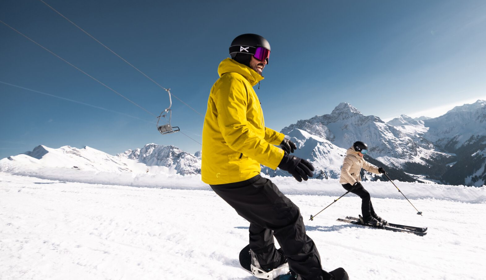 Twee wintersporters skien op de piste
