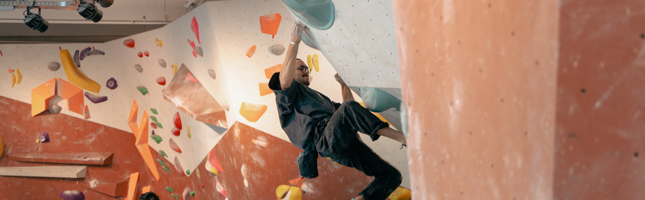 man bouldert in boulderhal