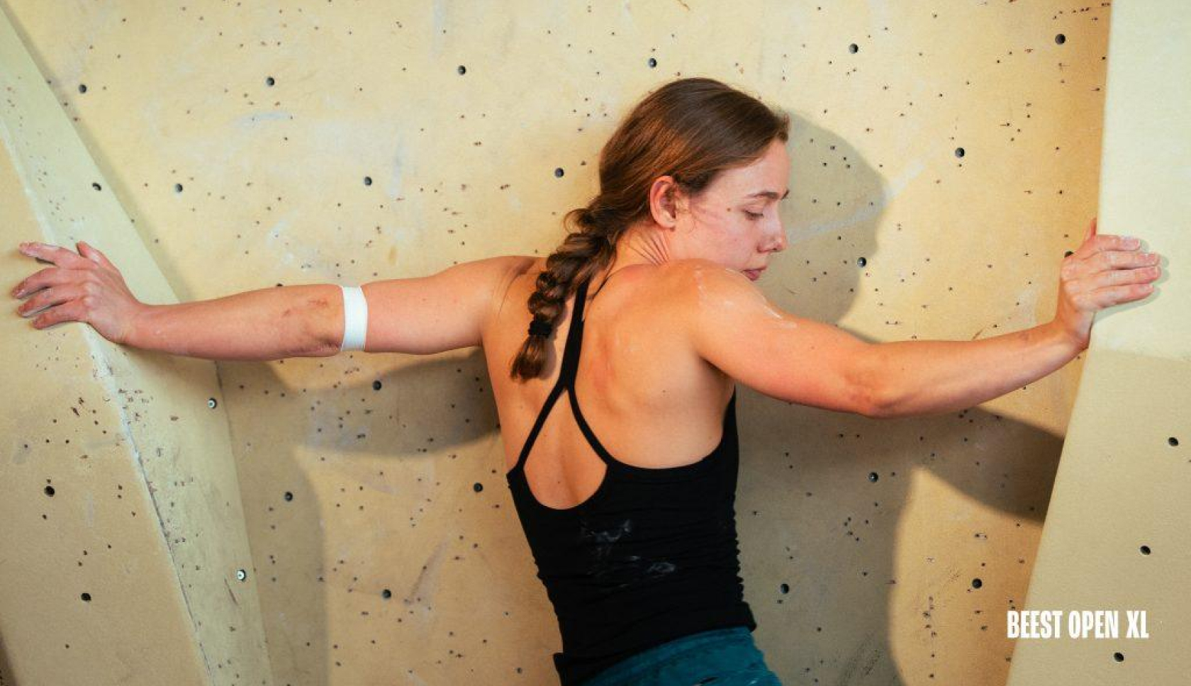 man bouldert