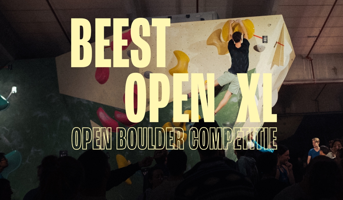 een boulder klimt op een boulderwand; de tekst beest open xl open boulder competitie
