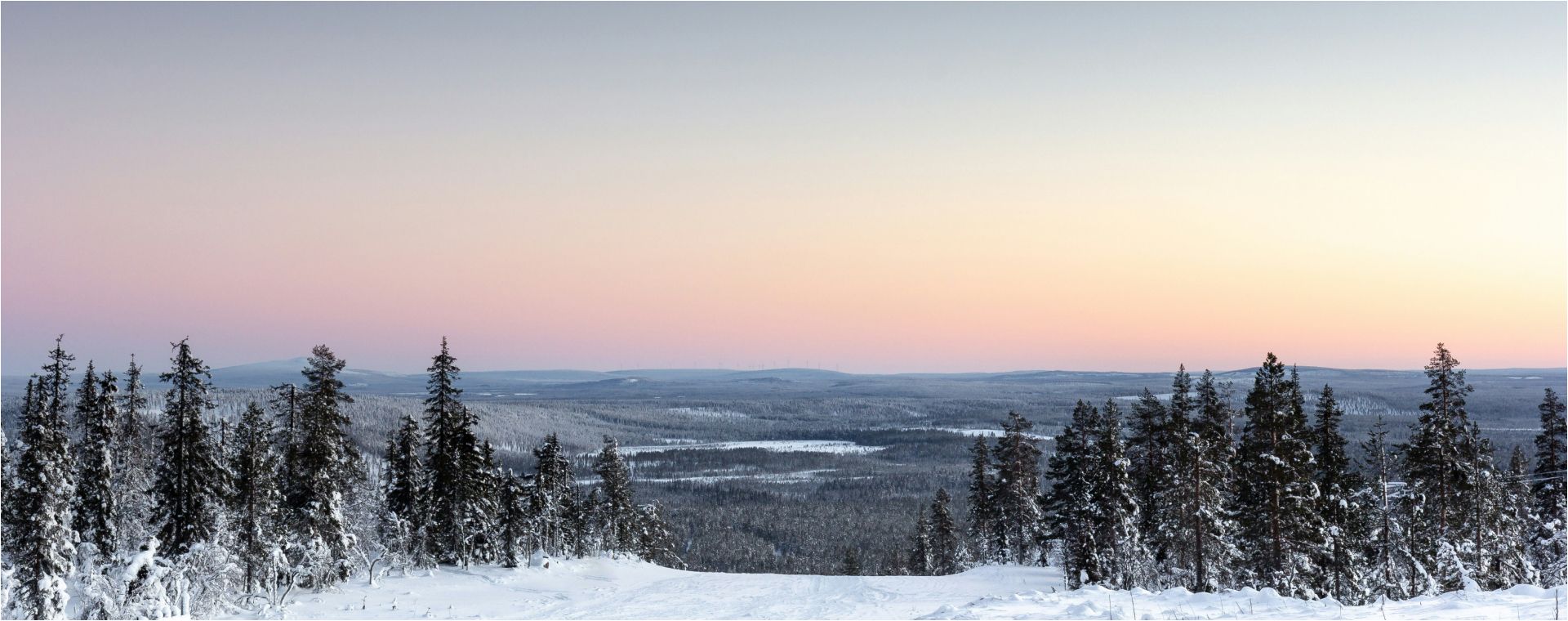 Winters landschap tijdens de zonsondergang.
