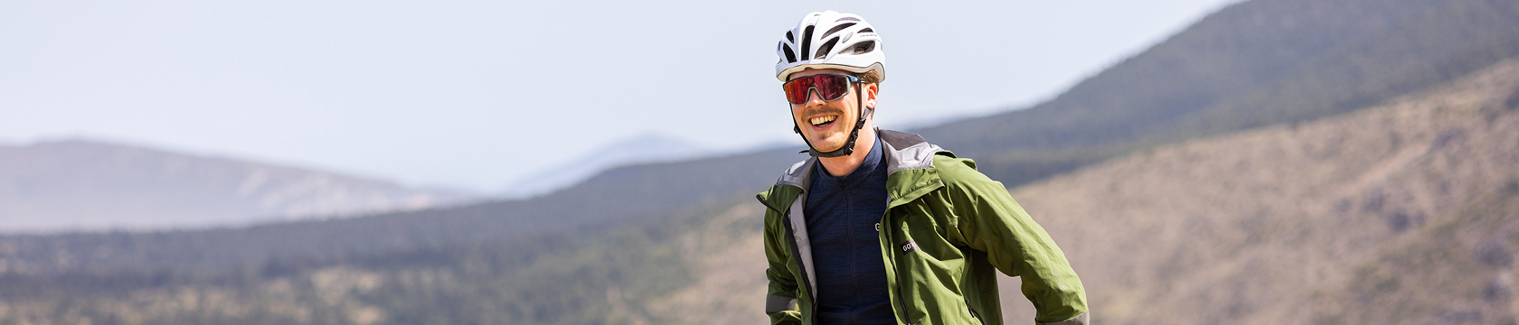 lachende man met fietshelm op