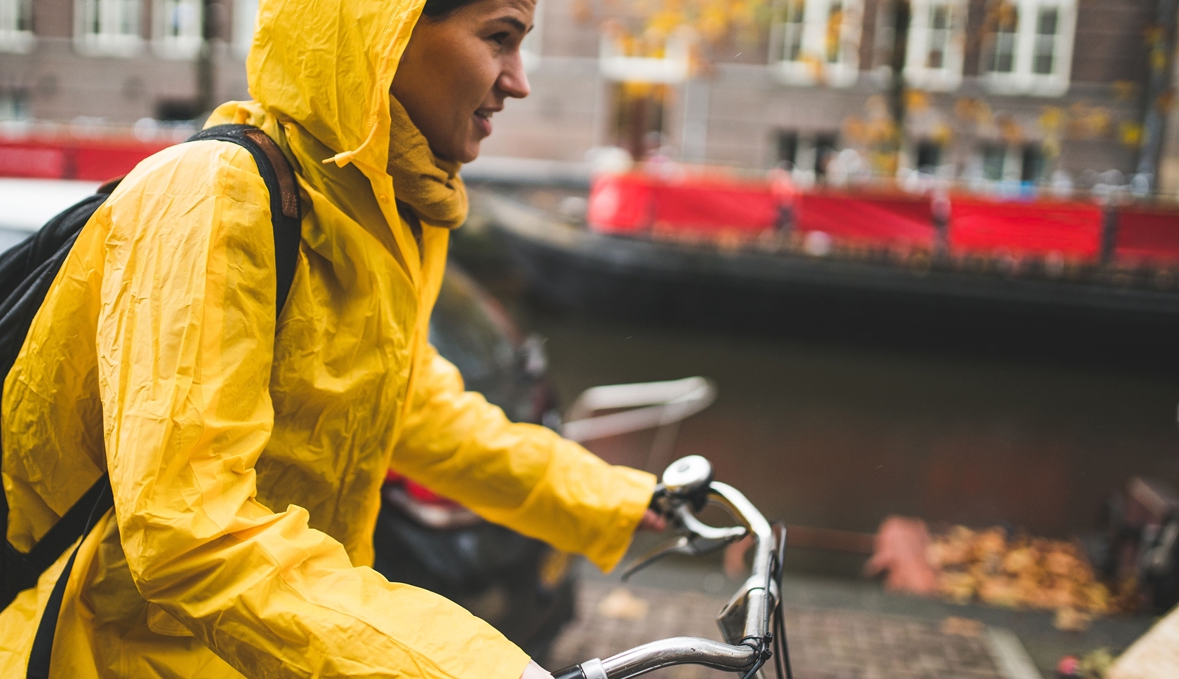 vrouw in natte regenjas