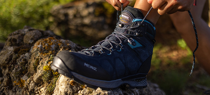 een wandelschoen op een rots