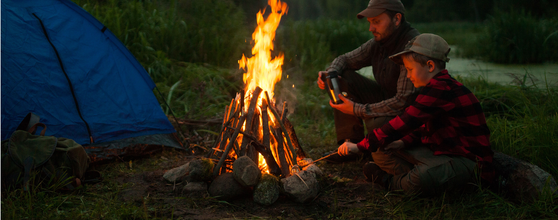 Op deze 8 prachtige natuurcampings in Europa mag je ook vuur maken