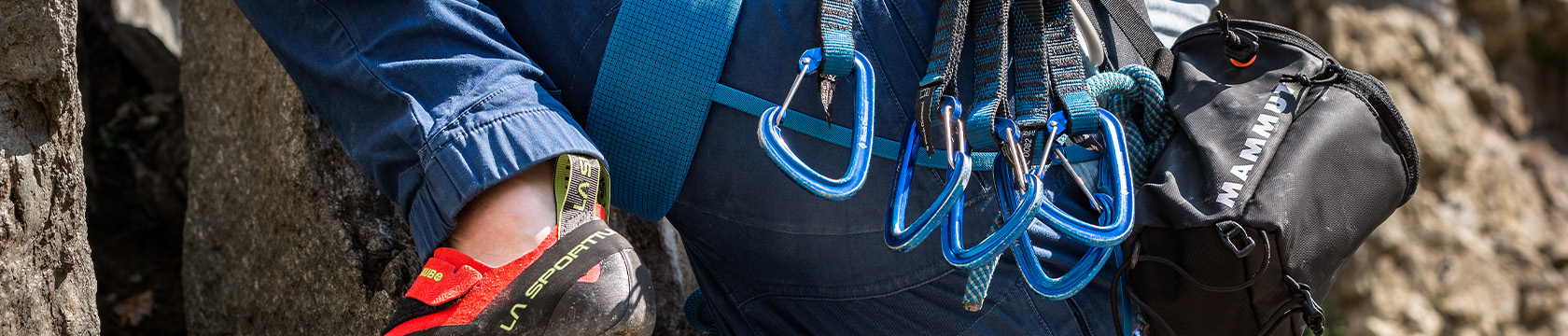 setje karabiners hangt aan een klimgordel