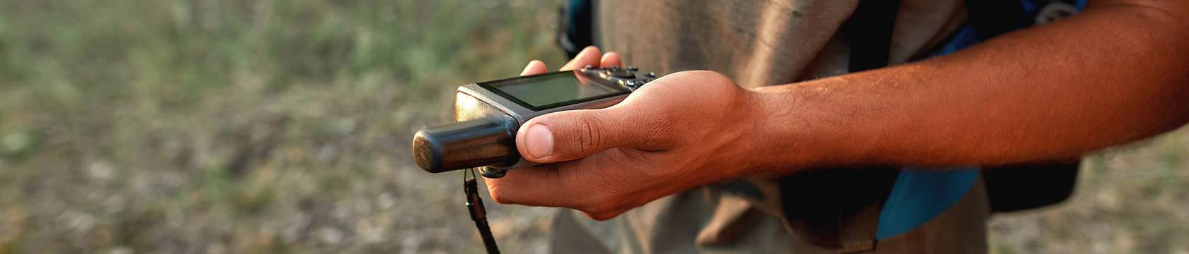 man met handheld navigatiesysteem